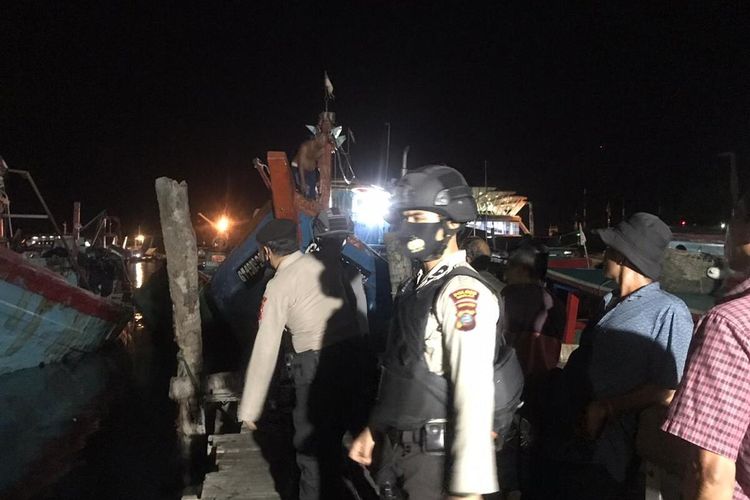 Polisi dan petugas mengamankan KM Mas Sinar Jaya yang bertabrakan dengan KMP Wira Glory di perairan laut Sibolga, Minggu (23/8/2020). Akibat kecelakaan itu, 1 tewas dan 6 Luka-luka.