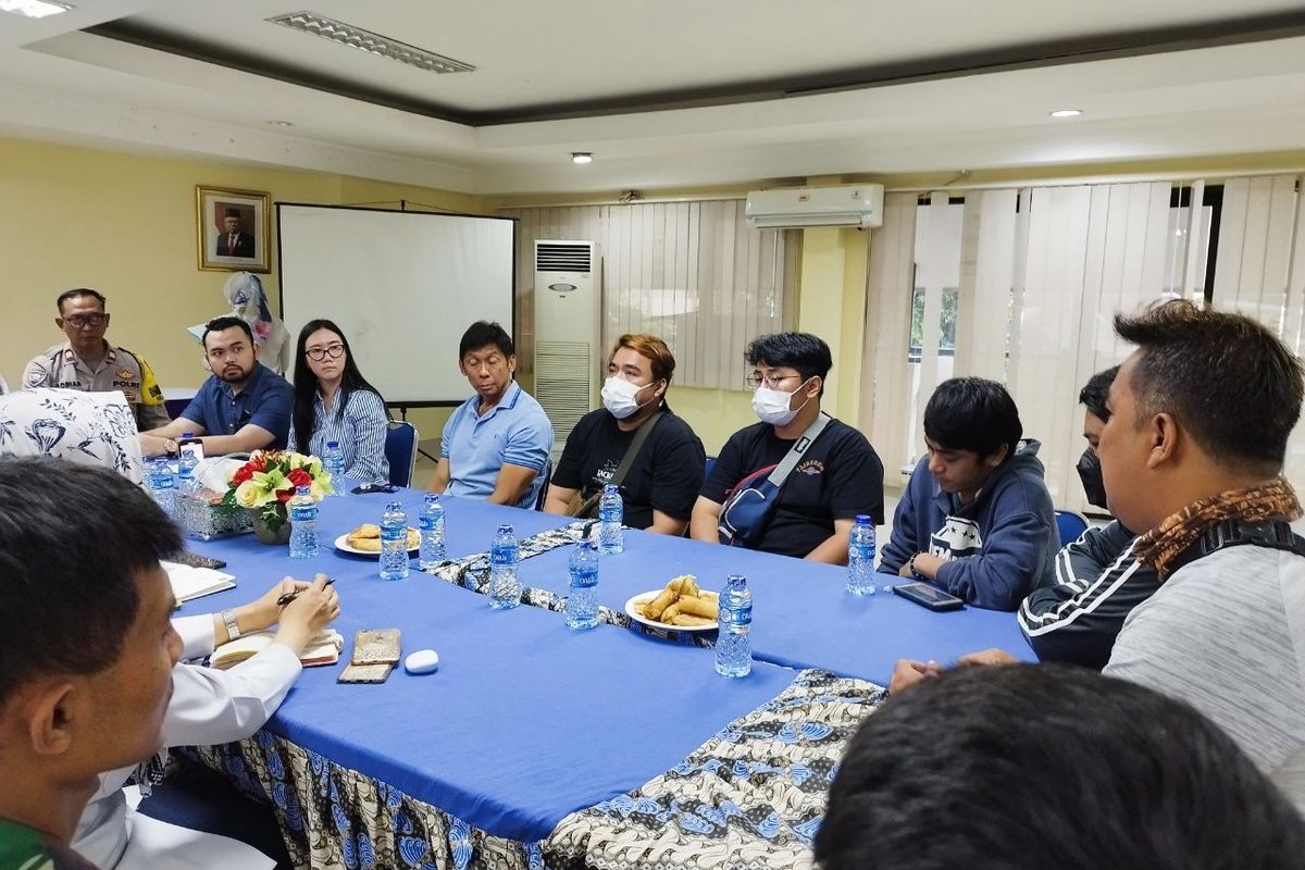 Warga Kwitang, Lala (28), melakukan mediasi dengan juru parkir dan perwakilan pemilik kedai bakmi setelah viral karena terjadinya parkir liar di depan rumah warga, Kwitang, Jakarta Pusat, Rabu (8/2/2023). (KOMPAS.com/XENA OLIVIA)