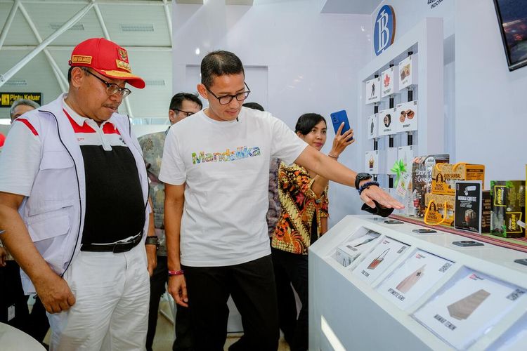 Moment Menteri Pariwisata dan Ekonomi Kreatif (Menparekraf) Sandiaga Salahauddin Uno meninjau Planogram Goes to Mandalika yang berada di Bandara Internasional Zainuddin Abdul Majid (BIZAM) Lombok, Nusa Tenggara Barat (NTB) pada Sabtu (14/10/2023).