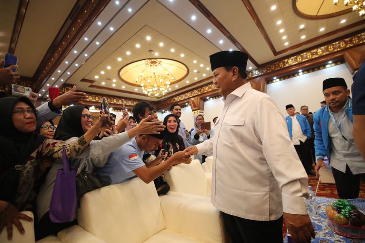 Calon presiden (capres) nomor urut 2 Prabowo Subianto dalam acara Deklarasi Kaukus Generasi Muda Islam di Balai Kartini, Jakarta, Senin (18/12/2023).