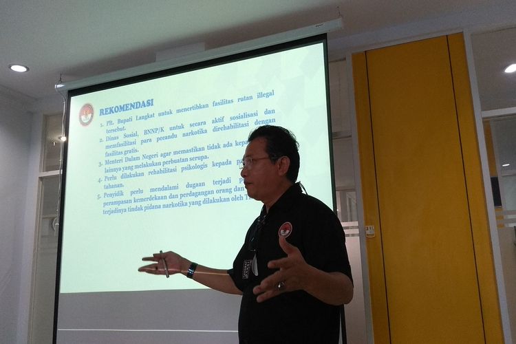 Wakil Ketua LPSK Edwin Partogi Pasaribu saat konferensi pers di Medan pada Sabtu (29/1/2022). LPSK menemukan sejumlah keganjilan terkait kerangkeng di rumah Bupati nonaktif Langkat, Terbit Rencana Perangin-angin.