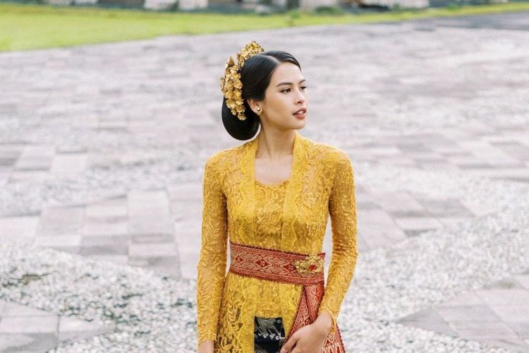 Foto Potret Maudy Ayunda Kenakan Kebaya Bali Rancangan Didiet Maulana 