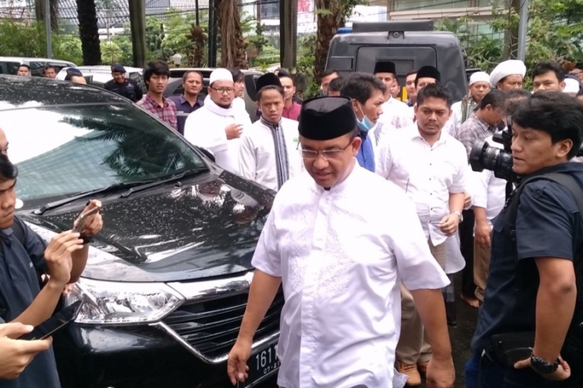 Calon gubernur DKI Jakarta, Anies Baswedan usai shalat Jumat di Masjid Al Mughni, Jakarta Selatan, Jumat (10/3/2017).