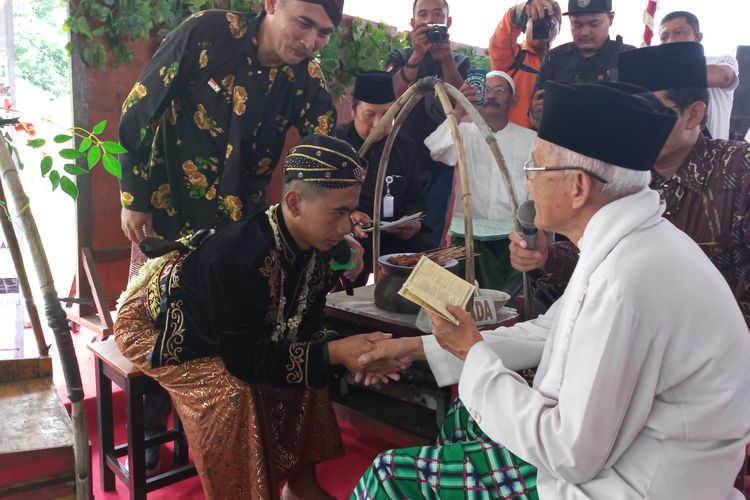 Salah satu pasangan dinikahkan di krombong sate Winong, pasangan ini memberi mahar pasangannya salah satunya dengan satu tusuk sate Winong khas Purworejo 