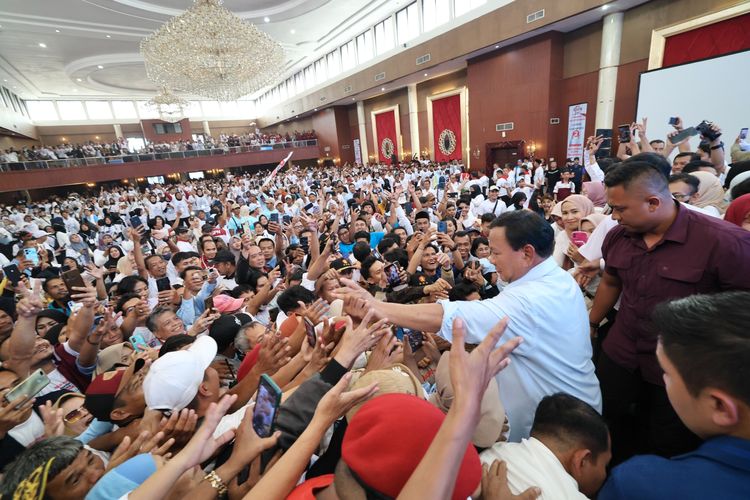 Prabowo Subianto saat berada di hadapan masyarakat yang menghadiri KSPN di Soreang, Kabupaten Bandung, Jawa Barat (Jabar), Minggu (14/1/2024).