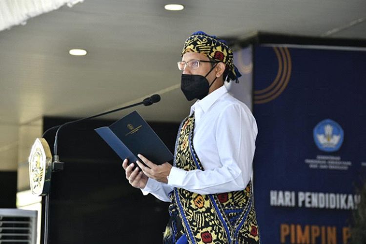 Mendikbud Ristek memimpin upacara peringatan Hari Pendidikan Nasional 2022.