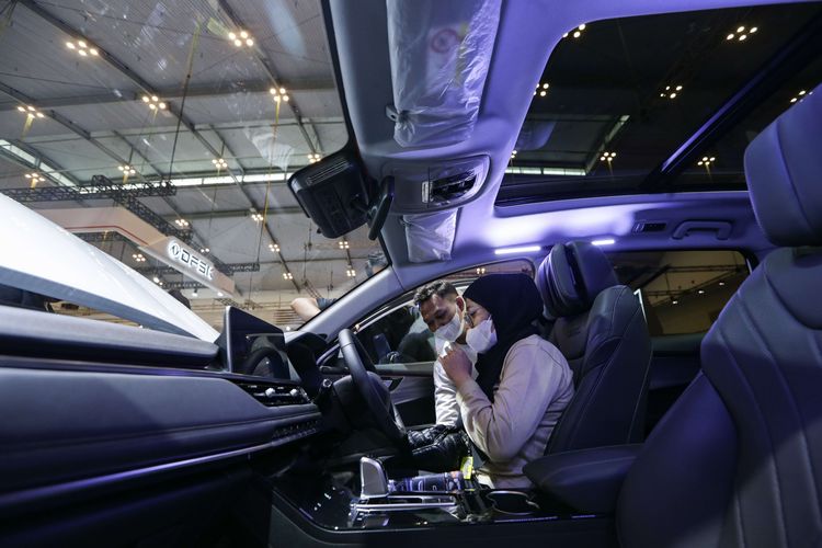 Pengunjung melihat interior Chery Tiggo 8 Pro dipamerkan di ajang Gaikindo Indonesia International Auto Show (GIIAS) 2022 di ICE BSD, Tangerang, Jumat (12/8/2022). Chery resmi membuka pemesanan awal untuk model Tiggo 7 Pro dan Tiggo 8 Pro di GIIAS 2022.