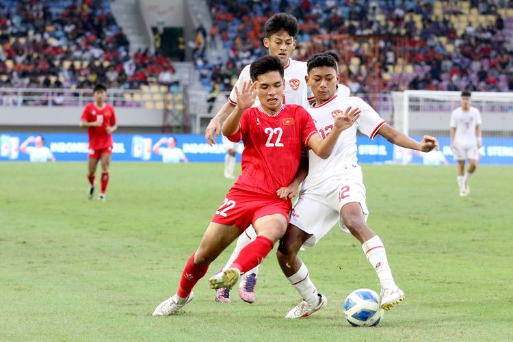 Pemain Timnas U16 Indonesia Daniel Alfrido berebut bola dengan pemain Vietnam Tran Dong Thuc saat laga perebutan tempat ketiga Piala AFF U16 2024 yang berakhir dengan skor 5-0 di Stadion Manahan Solo, Rabu (3/7/2024) sore.