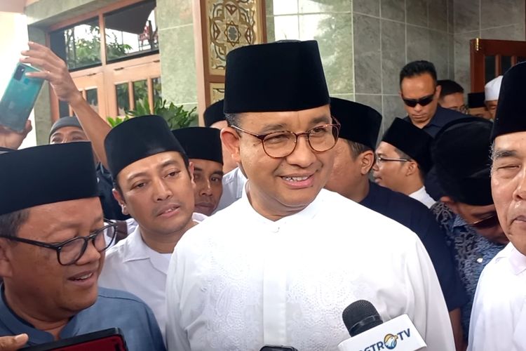 Calon Presiden (Capres) Anies Baswedan hari ini melakukan kunjungan ke Ponpes Al Kahfi di Somolangu, Kebumen, Jawa Tengah. Anies bertemu dengan pengasuh Ponpes KH Afifudin Chanif Al-Hasani. 