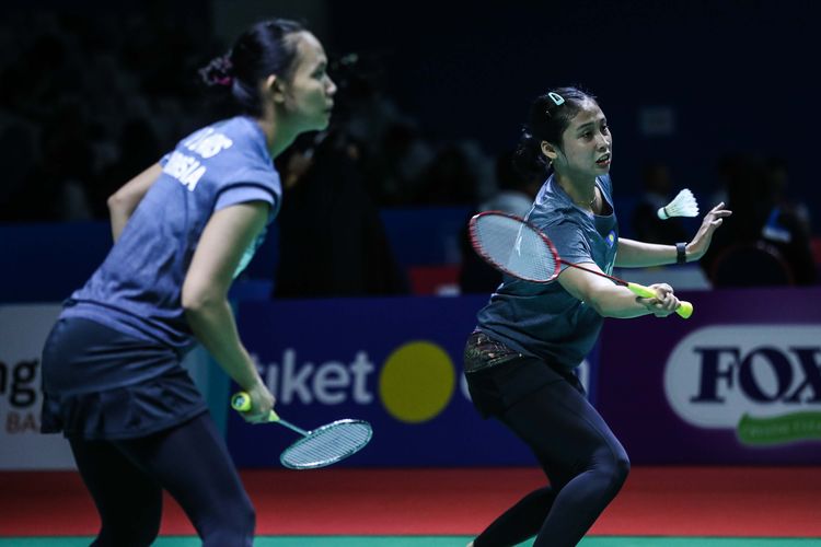 Pasangan ganda putri Indonesia, Della Destiara dan Rizki Pradipta saat melawan ganda putri China, Li Wen Mei dan Zheng Yu pada babak pertama turnamen bulu tangkis Blibli Indonesia Open 2019 di Istora Senayan, Jakarta, Rabu (17/7/2019). Pasangan Della Destiara dan Rizki Pradipta menang dengan skor 14-21 21-13 21-18.