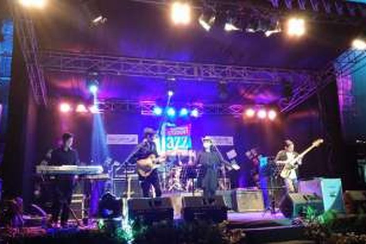 Salah satu band pelajar asal Kecamatan Genteng tampil pada malam penutupan Student Jazz Festival yang diselenggarakan di parkir Stadion Diponegoro Banyuwangi, Sabtu (23/4/2016).