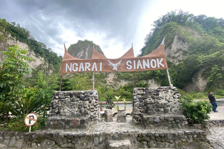 Titik awal bagi wisatawan yang mengunjungi Ngarai Sianok di Sumatera Barat. 