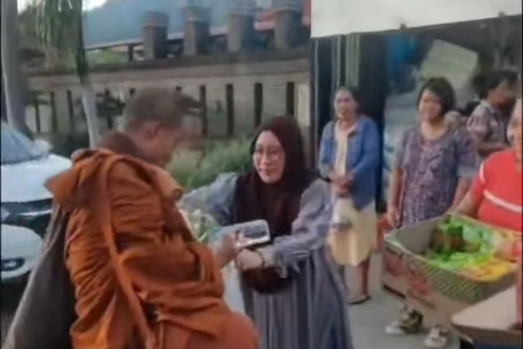 Momen Hangat Muslim di Bali Bagikan Makanan untuk Biksu yang Jalan Kaki ke Borobudur