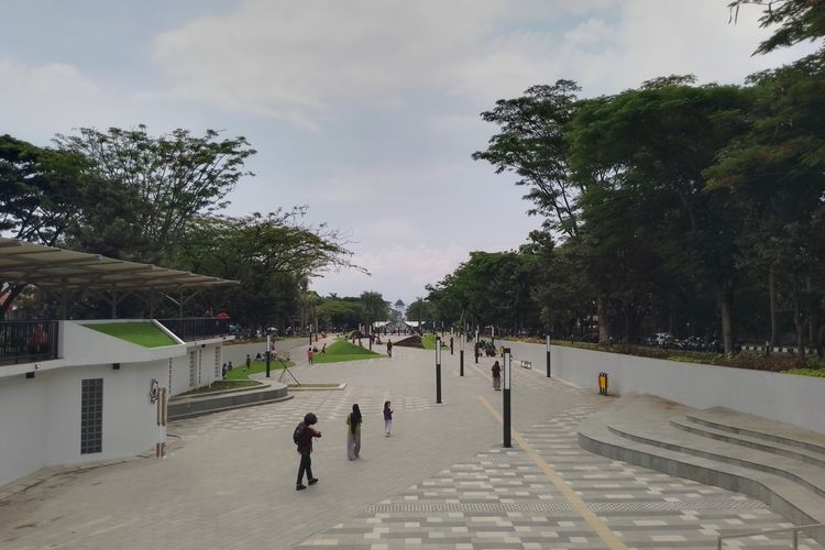 Sejumlah masyarakat bermain di area Monumen Perjuangan Rakyat Jawa Barat usai dibuka kembali untuk umum pada Kamis (28/12/2023).