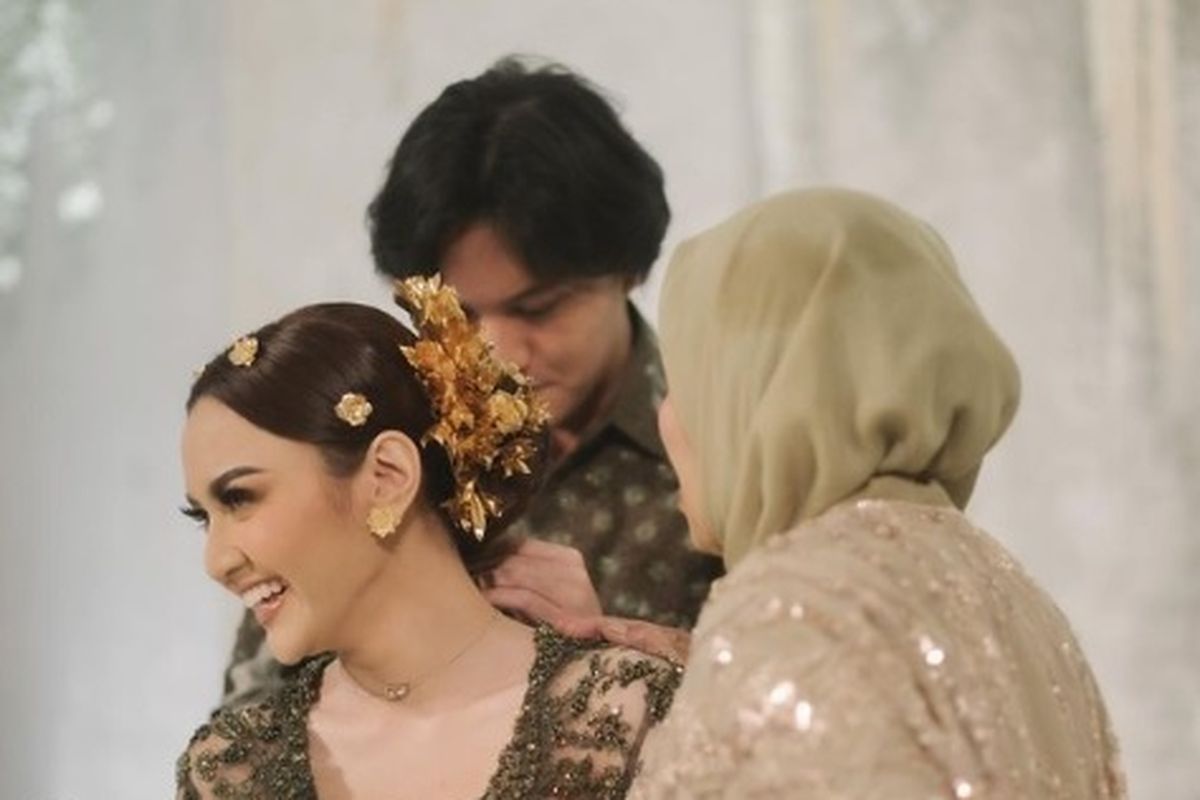 Penyanyi Mahalini dipasangkan kalung oleh Rizky Febian dalam acara lamaran yang dilangsungkan di The Langham SCBD, Jakarta Selatan, Minggu (7/5/2023).