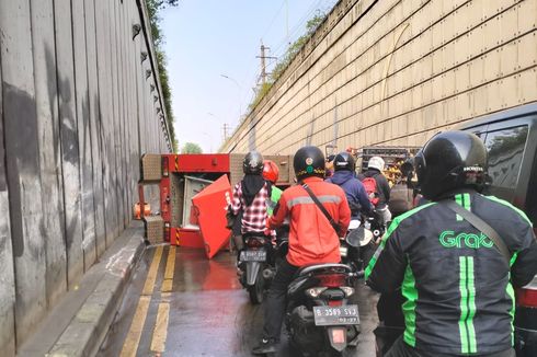 Oleng, Mobil Damkar Terguling di Underpass Pasar Minggu