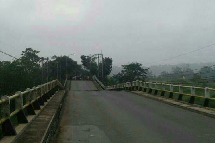 Jembatan Cipamingkis di Jalan Raya Jonggol - Cariu, mengalami amblas, Kamis (13/4/2017) malam.