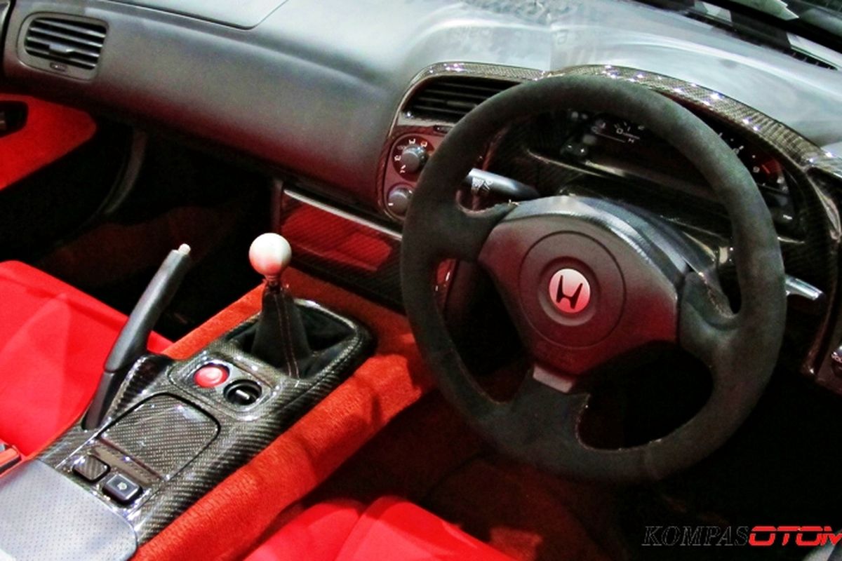 Jok menggunakan Recaro SP-6, lengkap dengan ornamen karbon.