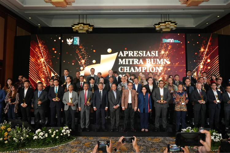 Foto bersama para mitra dan Kementerian BUMN dalam Mitra BUMN Champion 2024 di Jakarta, Kamis (10/10/2024).