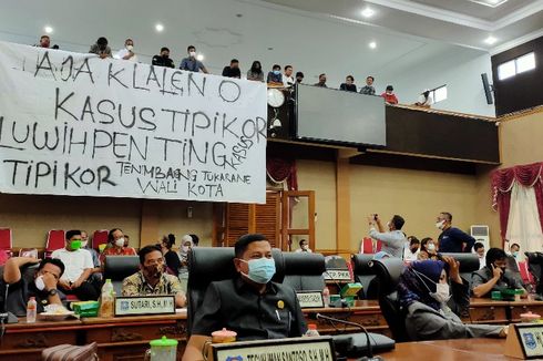 Mahasiswa Gelar Spanduk Protes di DPRD Tegal, Sebut Kasus Korupsi Lebih Penting