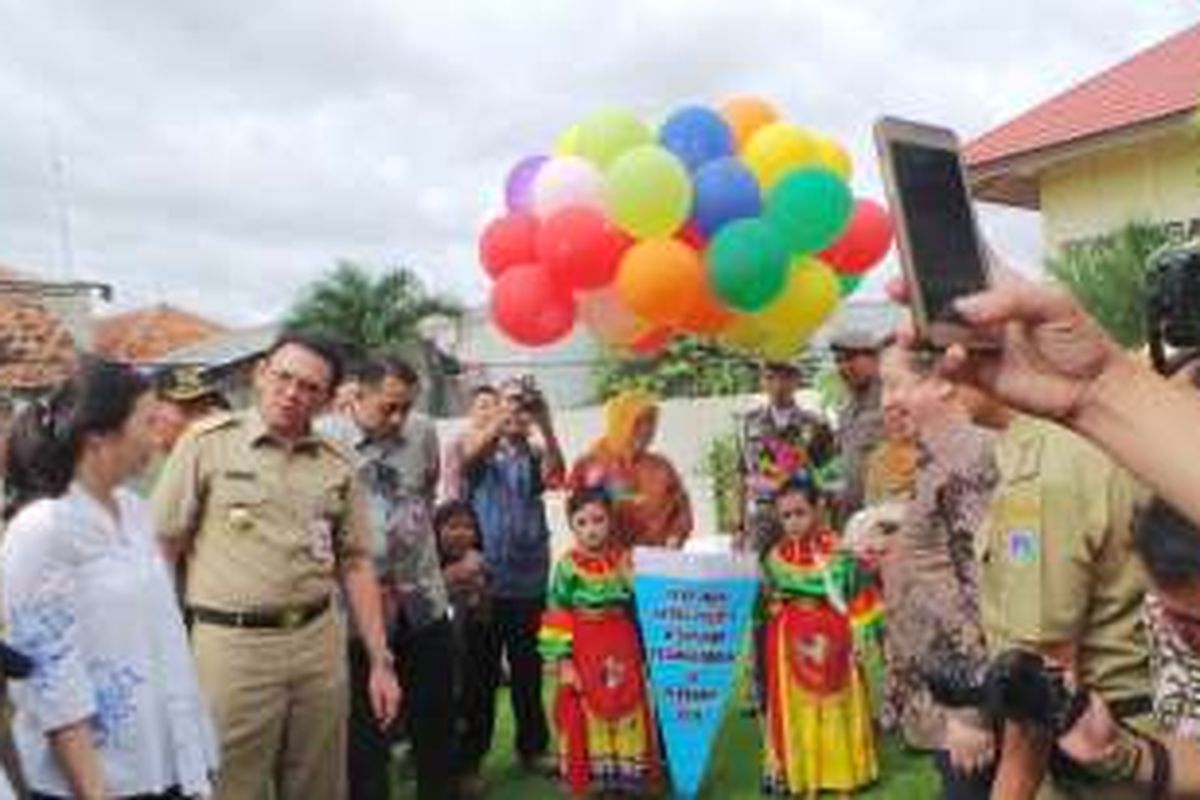 Gubernur DKI Jakarta Basuki Tjahaja Purnama (pakai seragam cokelat) bersama Ketua Tim Penggerak PKK DKI Jakarta Veronica Tan (pakai baju putih) saat meresmikan ruang publik terpadu ramah anak (RPTRA) Puspita, Pesanggrahan, Jakarta Selatan, Rabu (10/2/2016).