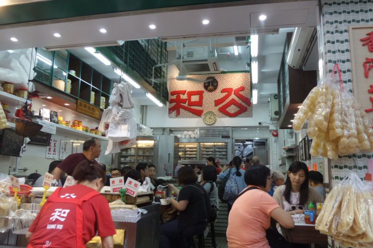 Salah satu kedai yang menjual makanan olahan tahu di kawasan Sham Sui Po, Hongkong. Salah satunya adalah kembang tahu yang disantap bersama dengan bubuk gula merah.