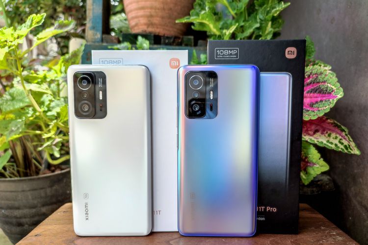 Xiaomi resmi memboyong duo ponsel flagship barunya tanpa embel-embel Mi ke Indonesia, dengan meluncurkan Xiaomi 11T (kiri) dan Xiaomi 11T Pro (kanan) pada awal November 2021. DI Tanah Air, Xiaomi 11T dibanderol seharga Rp 6 juta. Sementara model 11T Pro dijual seharga Rp 7-7,5 juta. Secara umum, keduanya memiliki desain bodi, konfigurasi kamera, dan kapasitas baterai yang sama persis.