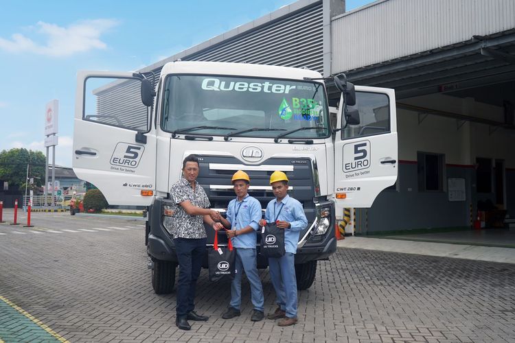 UD Trucks Indonesia dan sopir truk di Gerai UD Trucks 