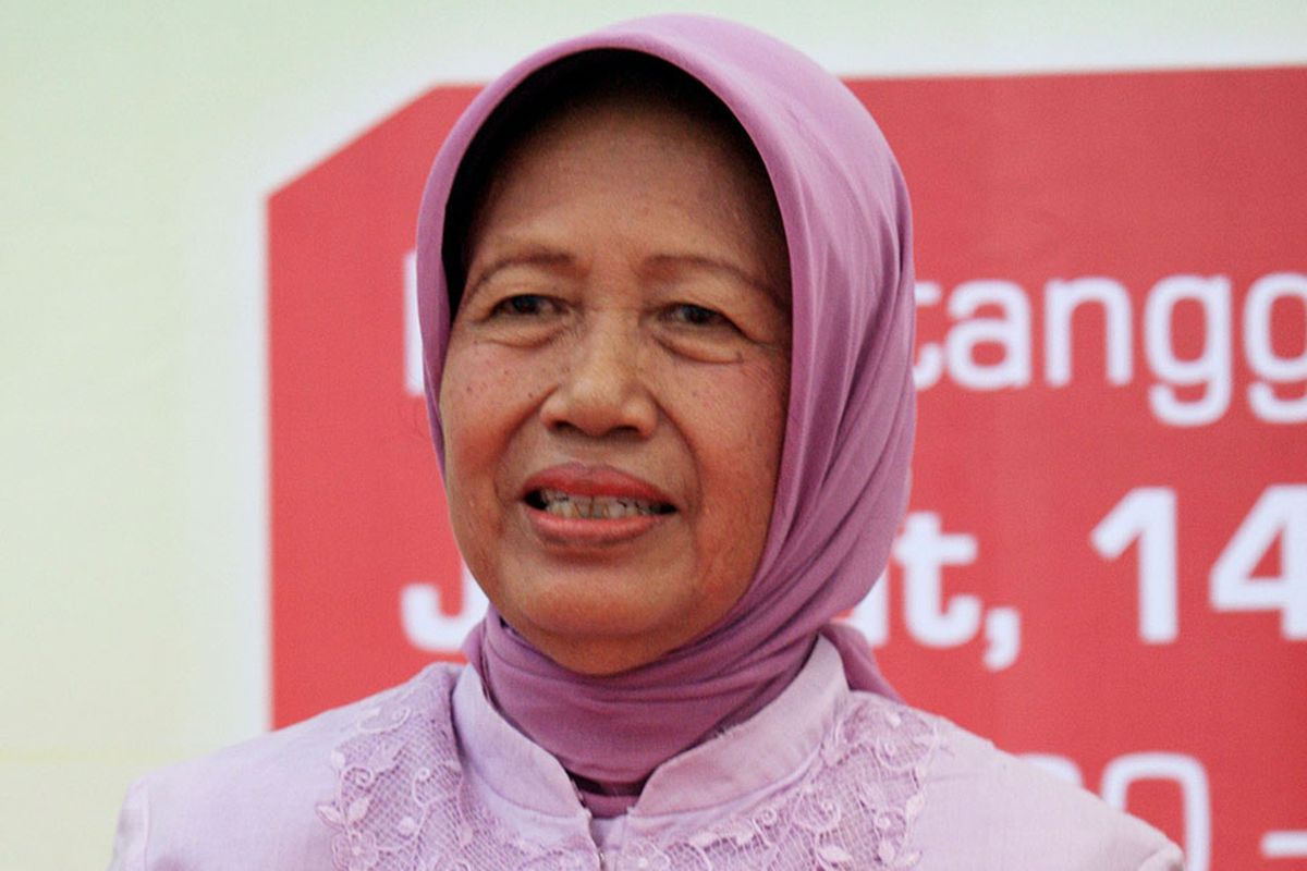 [ARSIP FOTO] Ibunda Joko Widodo, Sujiatmi Notomiharjo mengikuti peluncuran buku anaknya yang berjudul Jokowi, Spirit Bantaran Kali Anyar di Jakarta, Jumat (14/9/2012). Ibu Presiden Joko Widodo, Sujiatmi Notomiharjo meninggal dunia di Solo pada Rabu, 25 Maret 2020 pukul 16:45 WIB.
