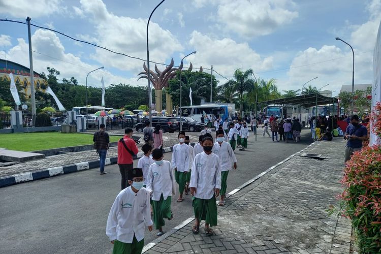 Ratusan santri dijemput BIN Kaltim untuk vaksinasi Covid-19, saat tiba di lokasi vaksinasi di kantor OJK Kaltim Jalan HAM Rifaddin, Samarinda, Minggu (21/11/2021). 