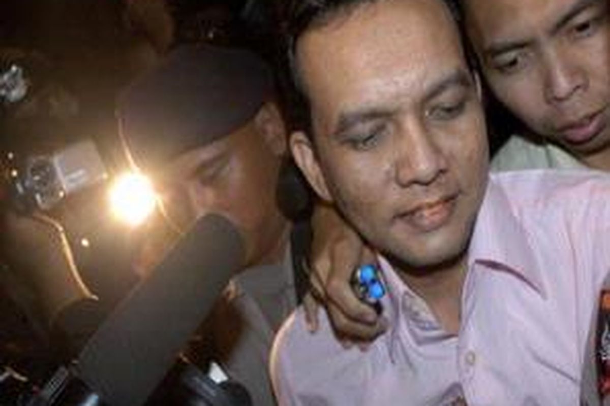 Anggota DPR Al Amin Nur Nasution, tersangka kasus suap, keluar dari kantor Komisi Pemberantasan Korupsi (KPK), Jakarta, Kamis (10/4) dinihari. Al Amin resmi ditahan karena tertangkap tangan oleh KPK sebesar Rp 71 juta atas dugaan suap alih fungsi hutan lindung di Kepulauan Riau.