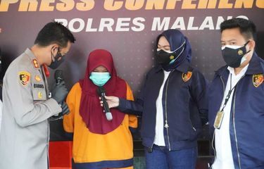 Jajaran Polres Malang saat merilis tersangka korupsi bantuan PKH, Minggu (8/8/2021).