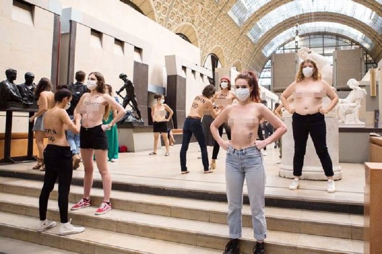 Sekelompok aktivis dari FEMEN Perancis menggelar demonstrasi secara topless. Mereka menyuarakan dukungan bagi Jeanne, seorang perempuan yang menjadi sorotan karena ditolak masuk museum hanya karena belahan dada kelihatan.