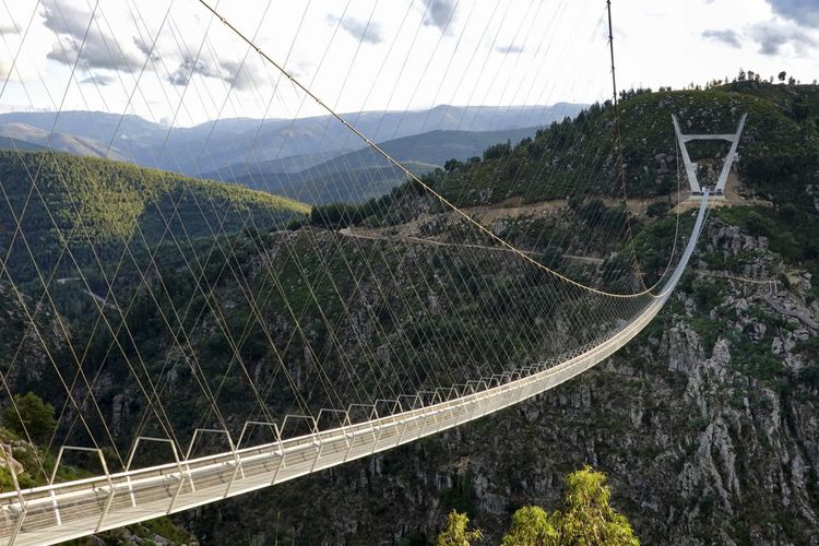 Jembatan gantung terpanjang di dunia bernama 516 Arouca Bridge di Portugal.
