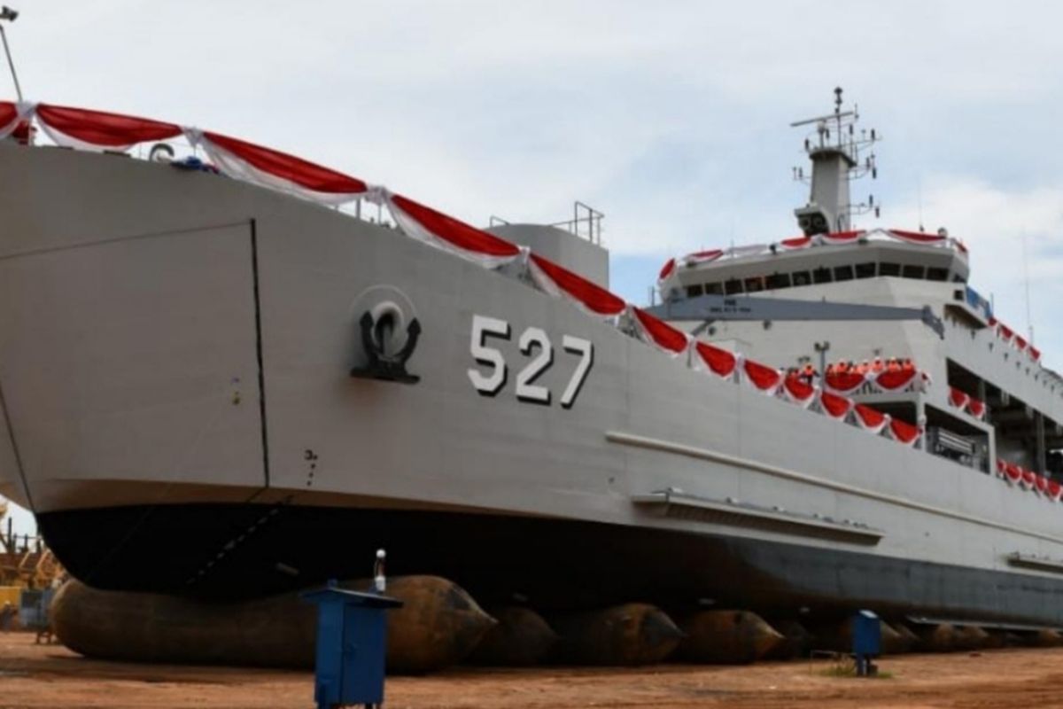 KRI Teluk Wondama-527 officially join the Indonesian Navy's defense equipment ranks.