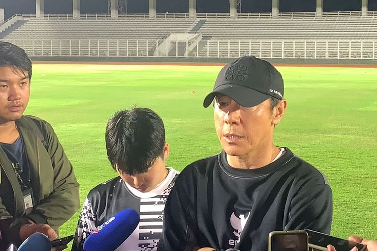 Juru racik timnas Indonesia, Shin Tae-yong, memberikan protes kepada pihak Erspo lantaran jersey latihan timnas Indonesia tak menyerap keringat.