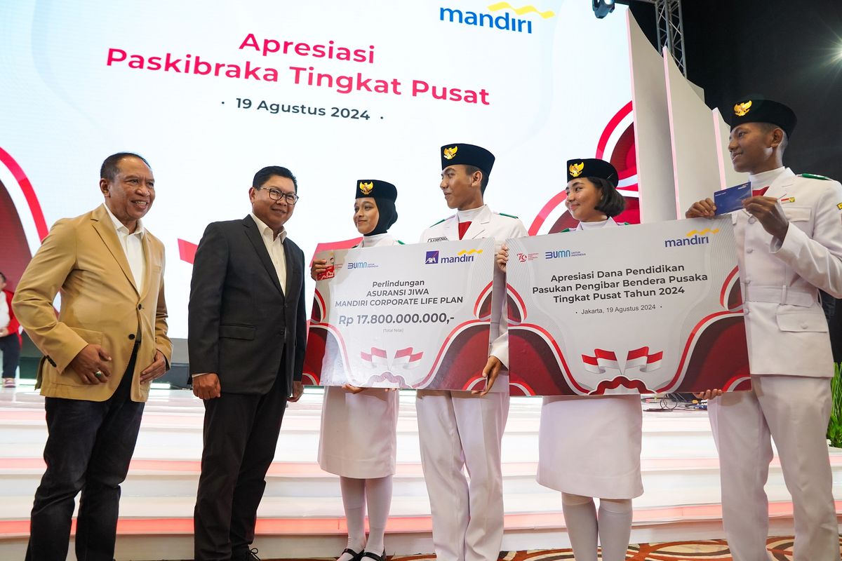Bank Mandiri mengapresiasi Pasukan Pengibar Bendera Pusaka (Paskibraka) Tingkat Pusat yang sukses menjalankan tugas pada peringatan Hari Ulang Tahun (HUT) ke-79 Kemerdekaan Republik Indonesia (RI). Apresiasi itu diserahkan secara simbolis oleh Direktur Utama Bank Mandiri Darmawan Junaidi kepada perwakilan Paskibraka 2024 di Jakarta, Senin (19/8/2024).