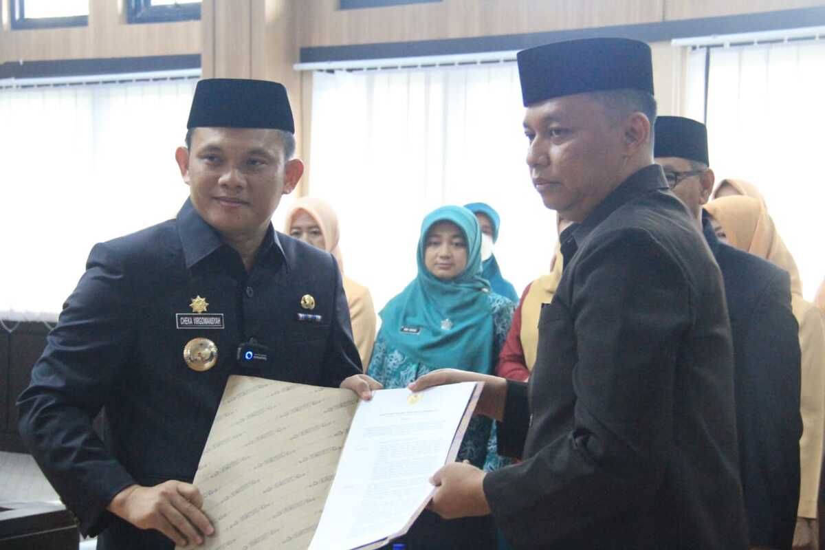 Pj Wali Kota Tasikmalaya Cheka Virgowansyah dan Kepala Disporabudpar Kota Tasikmalaya, Deddy Mulyana saat di Bale Kota Tasikmalaya, Jawa Barat, Rabu (25/1/2023).