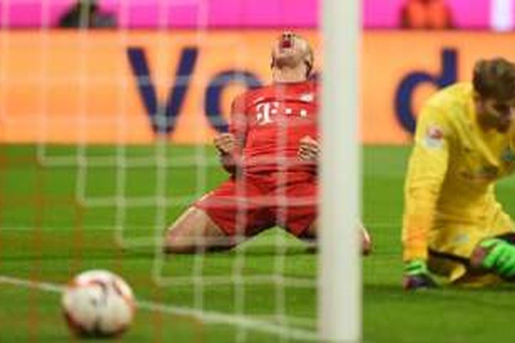 Thiago Alcantara merayakan gol pertama Bayern Muenchen ke gawang Werder Bremen di Allianz Arena, Sabtu (12/3/2016). 