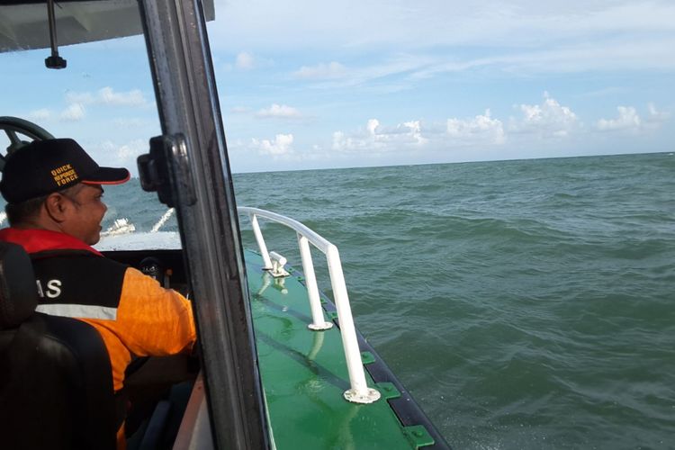 Tim Basarnas Balikpapan dalam pencarian korban meloncat dari kapal feri Dharma Kartika IX. 