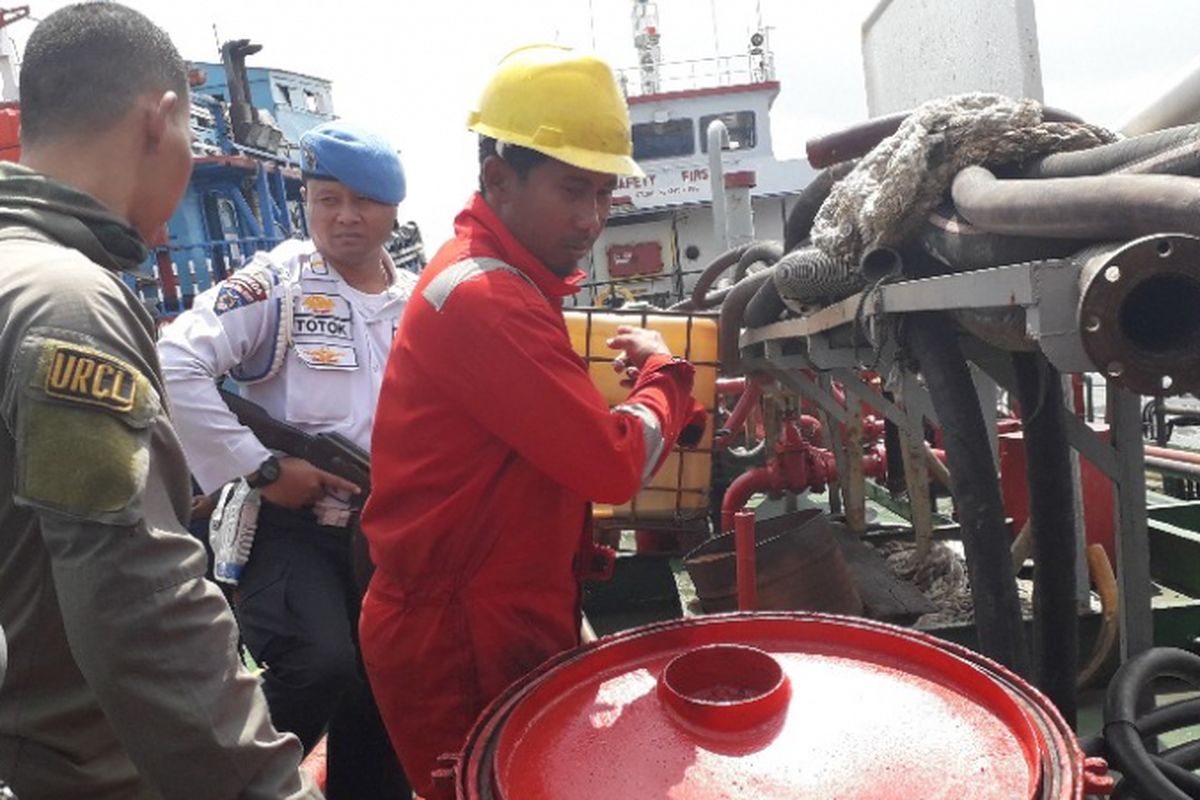 Awak kapal menunjukkan tangki minyak di MT Sagaratama I yang diamankan Bakamla RI, Jumat (1/2/2019).