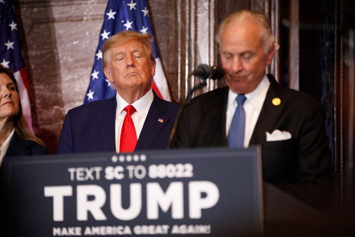 Mantan Presiden Amerika Serikat Donald Trump melihat Gubernur South Carolina Henry McMaster saat berpidato di depan massa dalam kampanye pemilihan presiden 2024 di Columbia, South Carolina, 28 Januari 2023.