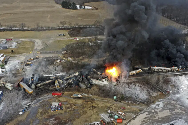 Foto yang diambil dengan drone ini menunjukkan bagian dari kereta barang Norfolk dan Selatan yang tergelincir pada Jumat (3/2/2023) malam di Palestina Timur, Ohio, masih terbakar pada Sabtu (5/2/2023) siang hari. 