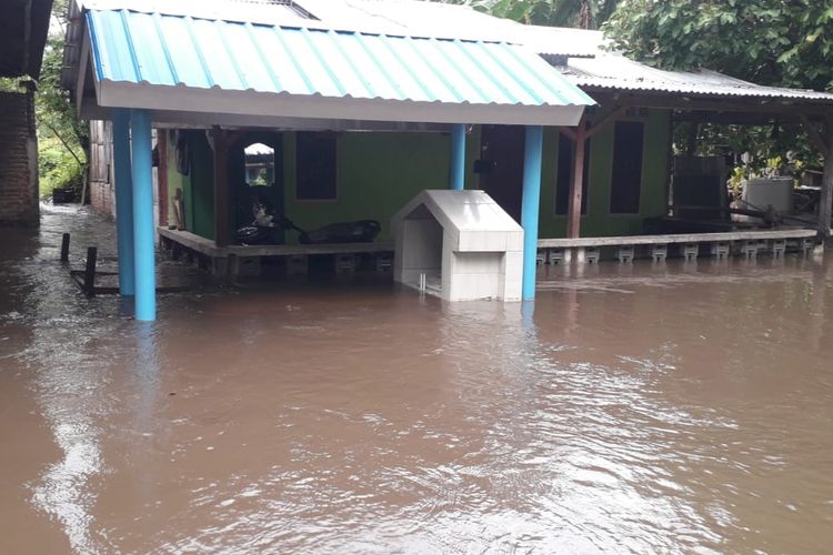 Rumah warga di Desa Wairbeler, Kabupaten Sikka, NTT, terendam banjir.