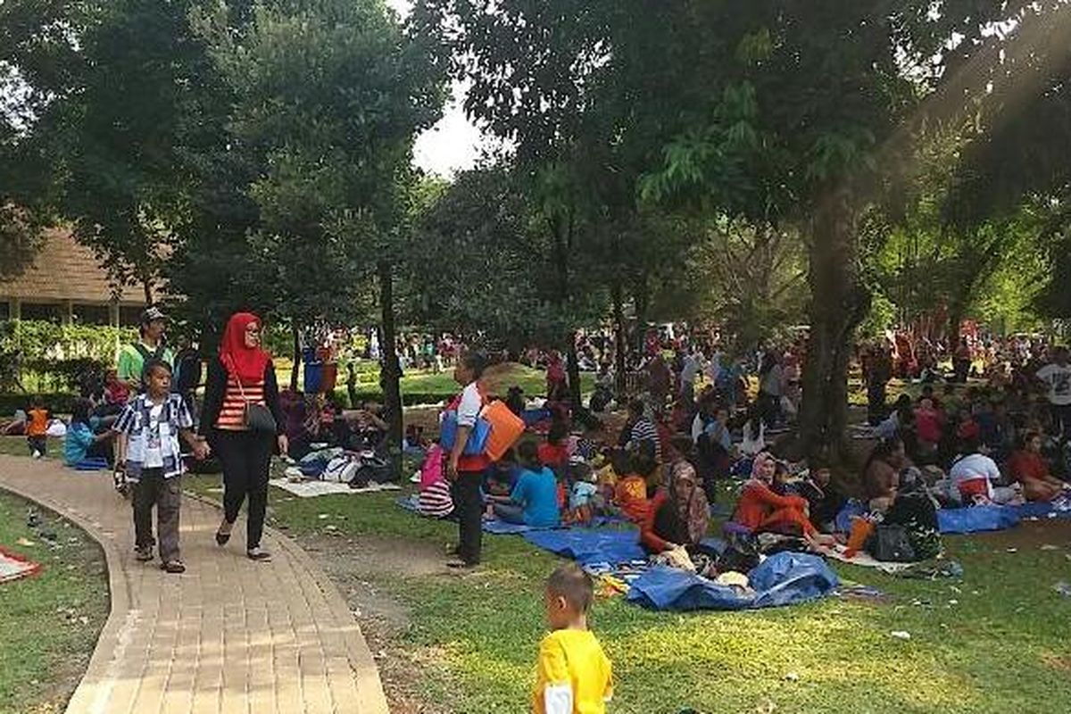 Warga memanfaatkan waktu libur awal tahun dengan berkunjung ke Taman Margasatwa Ragunan, Jakarta Selatan pada Jumat (1/1/2016)