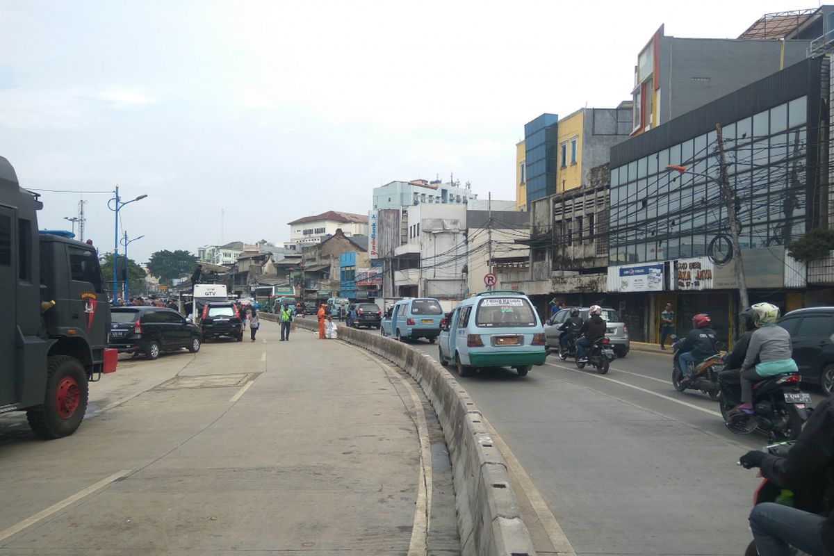 Jalan Jatinegara Barat di Jakarta Timur kembali dibuka setelah banjiri surut, Rabu (7/2/2018) 