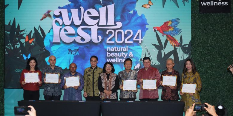 Penandatanganan komitmen orangtua asuh industri obat bahan alam dan kosmetik yang akan memberikan pendampingan kepada UMKM di acara Wellfest 2024 (2/8/2024). 
