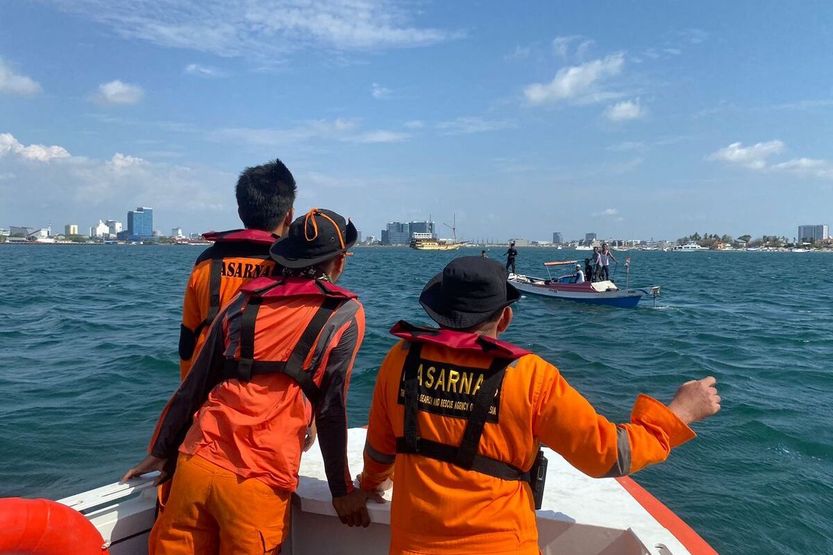 Tim penyelamatan Basarnas Makassar yang melakukan pencarian dan evakuasi korban tenggelam akibat kecelakaan kapal motor kecil di sekitar perairan Pulau Samalona, Kecamatan Ujung Pandang, Kota Makassar, Sulsel, Jumat (25/10/2024).