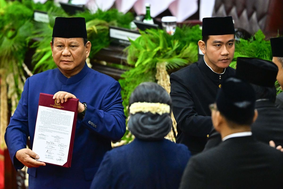 Presiden Prabowo Subianto (kiri) dan Wakil Presiden Gibran Rakabuming Raka (kanan) menerima berita acara pelantikan mereka dari pimpinan MPR pada sidang paripurna MPR di Gedung Nusantara, Kompleks Parlemen, Senayan, Jakarta, Minggu (20/10/2024). Prabowo Subianto dan Gibran Rakabuming Raka dilantik sebagai Presiden dan Wakil Presiden Republik Indonesia masa bakti 2024-2029.