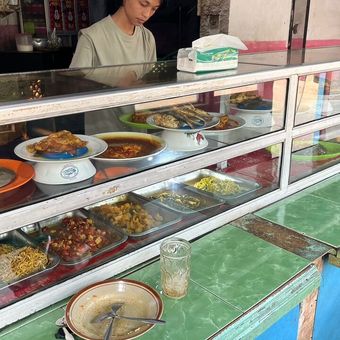 Warteg di Jakarta tertekan aturan Kawasan Tanpa Rokok (KTR).